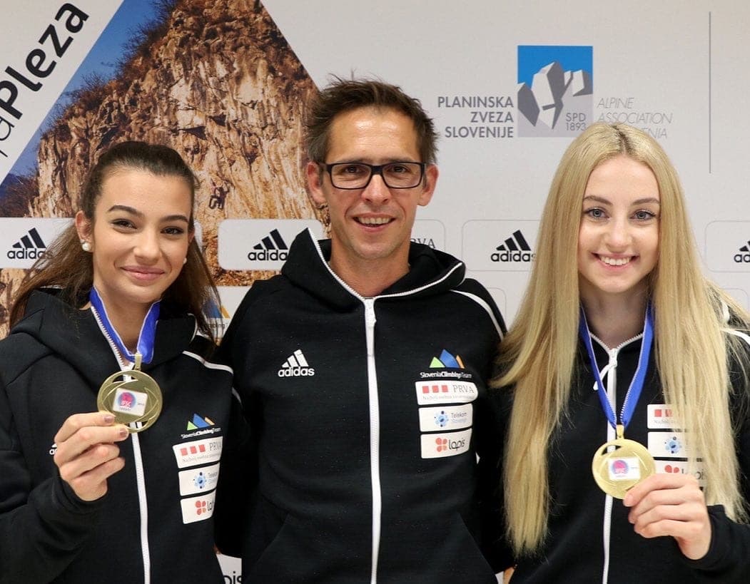 Urška with her coach and a teammate, holding their medals